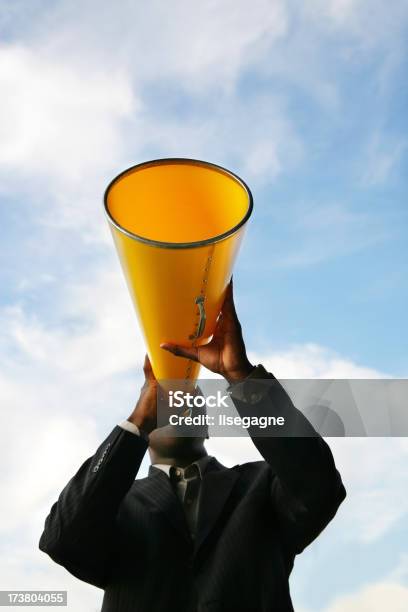 Foto de Anúncio e mais fotos de stock de Adulto - Adulto, Amarelo, Azul