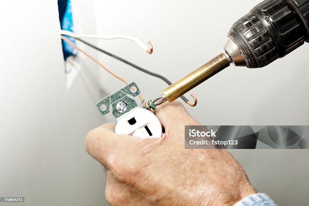 Eletricista instalar tomada eléctrica em nova construção de casa. - Royalty-free Adulto Foto de stock