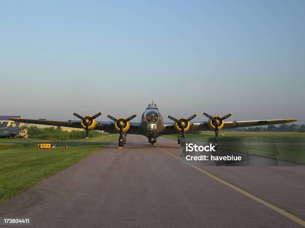 Foto de B 17 G De Vista Frontal e mais fotos de stock de Segunda Guerra Mundial - Segunda Guerra Mundial, Avião de Bombardeio, Veículo aéreo