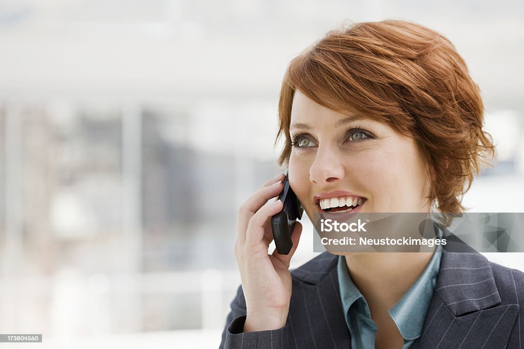 Young businesswoman talking on cellphone - Foto de stock de 20-24 años libre de derechos