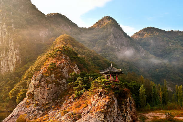 der morgen von wolryubong - südkorea stock-fotos und bilder