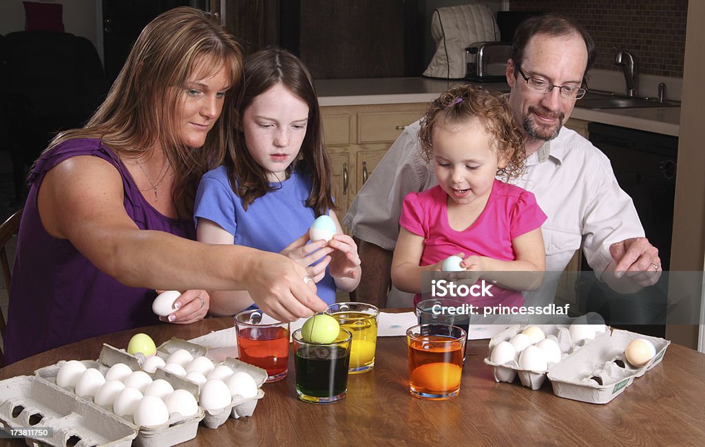 Familia preparando para Pascua - Foto de stock de 10-11 años libre de derechos