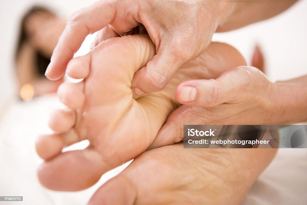 Masaje de pies - Foto de stock de Reflexoterapia libre de derechos