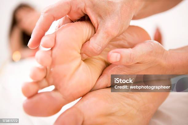 Massaggio Dei Piedi - Fotografie stock e altre immagini di Riflessologia - Riflessologia, Massaggio dei piedi, Massaggiare