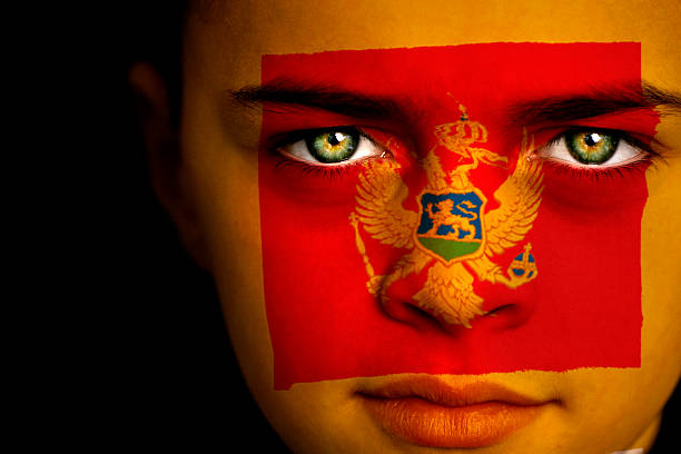 montenegro flagge jungen - jingoistic stock-fotos und bilder