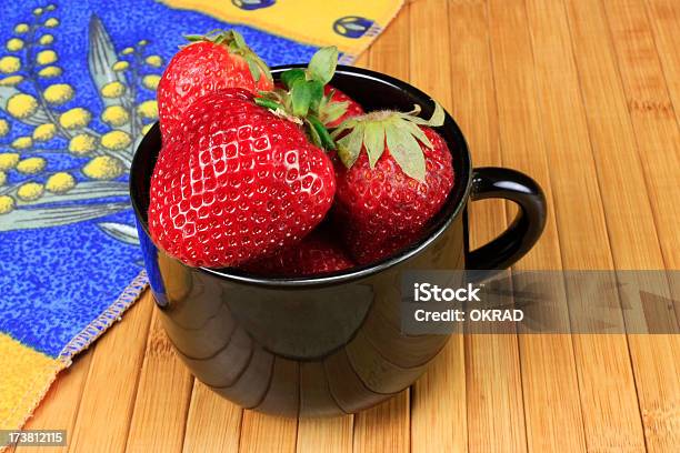 ビッグ新鮮なストロベリーブラックのカップ - イチゴのストックフォトや画像を多数ご用意 - イチゴ, カップ, キッチン