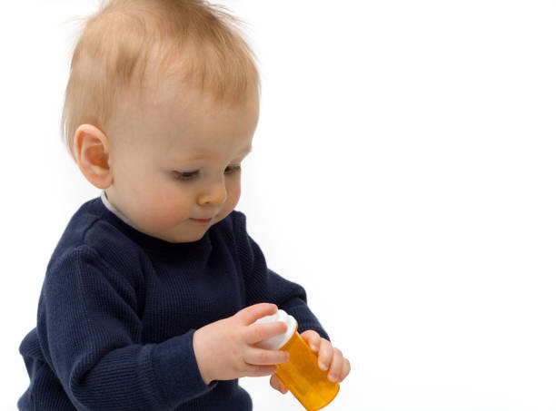 Bambino con la bottiglia di medicina-spazio copia - foto stock