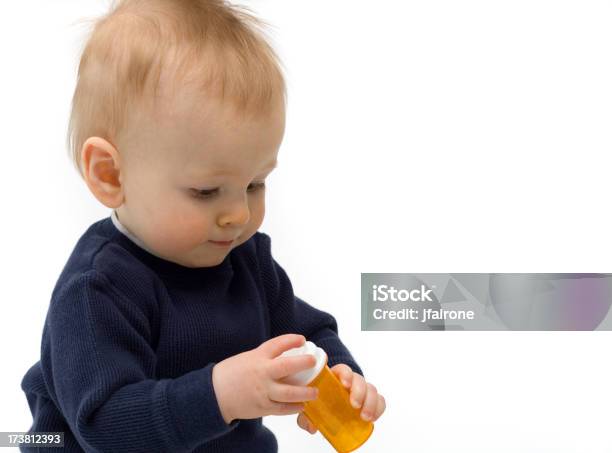 Bebê Com O Frasco Do Medicamento Com Espaço Para Texto - Fotografias de stock e mais imagens de Frasco de Comprimidos