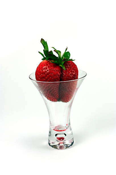 grande fragole in shotglass isolato su bianco - healthy eating green studio shot vertical foto e immagini stock