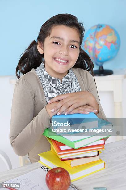 Foto de Aluna e mais fotos de stock de 10-11 Anos - 10-11 Anos, Aluna, Aluno de Primário