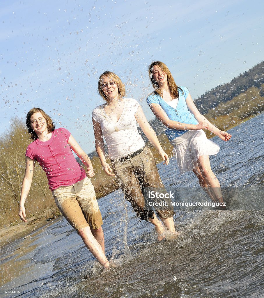 Ragazze in spiaggia - Foto stock royalty-free di Acqua