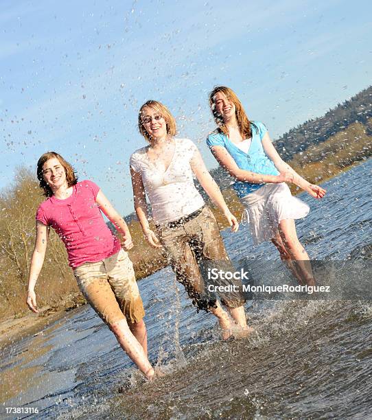 Ragazze In Spiaggia - Fotografie stock e altre immagini di Acqua - Acqua, Adolescente, Adolescenza