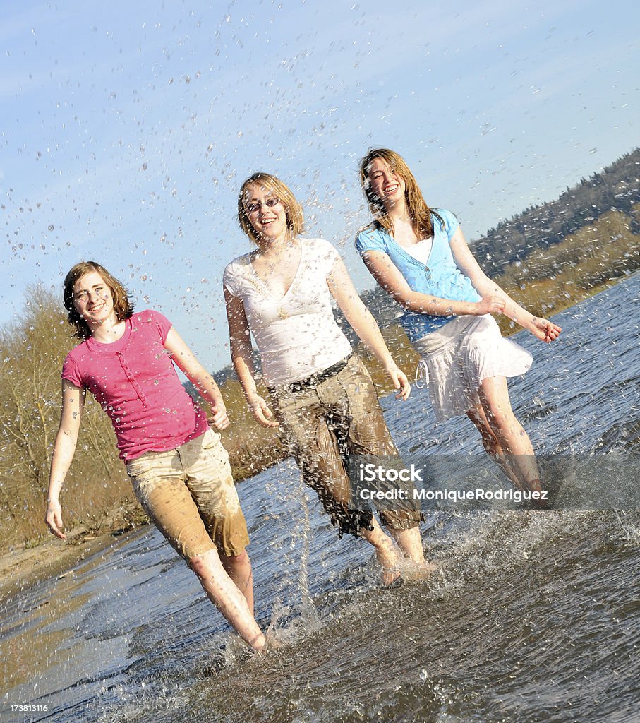Девочки на пляже - Стоковые фото В воде роялти-фри