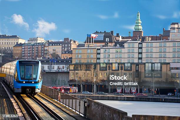 Tren De Metro En Estocolmo Foto de stock y más banco de imágenes de Agua - Agua, Arquitectura exterior, Azul