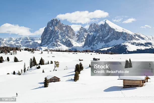 Uomo Sci Di Fondo In Langkofelsassolungo Mountain Dolomiti Italia - Fotografie stock e altre immagini di Alpi