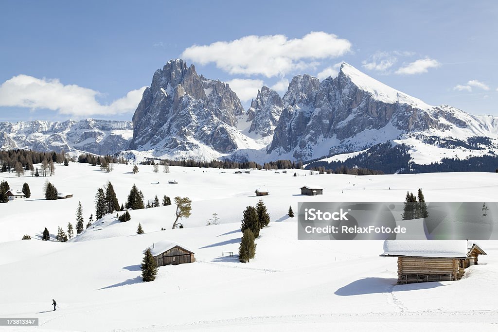 Homem de esqui cross-country em Langkofel mountain (Dolomitas, Itália - Foto de stock de Alpes europeus royalty-free
