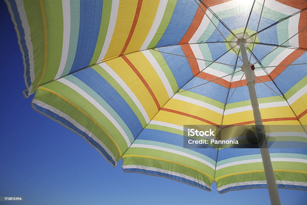 Sonne scheint durch die bunten Regenschirm - Lizenzfrei Aufnahme von unten Stock-Foto