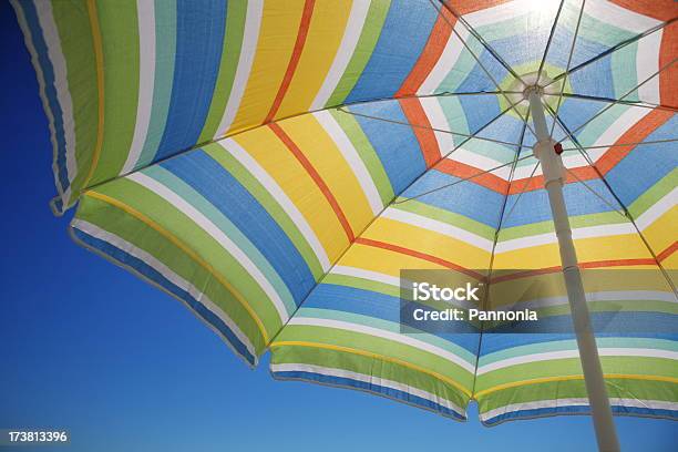 햇빛은 반짝이고 화려한 우산 통해 0명에 대한 스톡 사진 및 기타 이미지 - 0명, 낮은 카메라 각도, 다중 색상