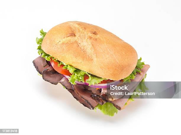 Сэндвич С Ростбифом — стоковые фотографии и другие картинки Сандвич большого размера с холодным мясом и перцем - Сандвич большого размера с холодным мясом и перцем, Верхний ракурс, Прямо над