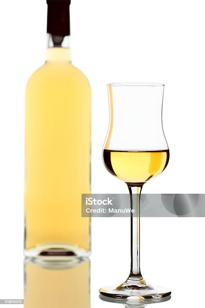 トスカーナイタリア産ブランデーワインボトルとグラス - いっぱいになるのロイヤリティフリーストックフォト