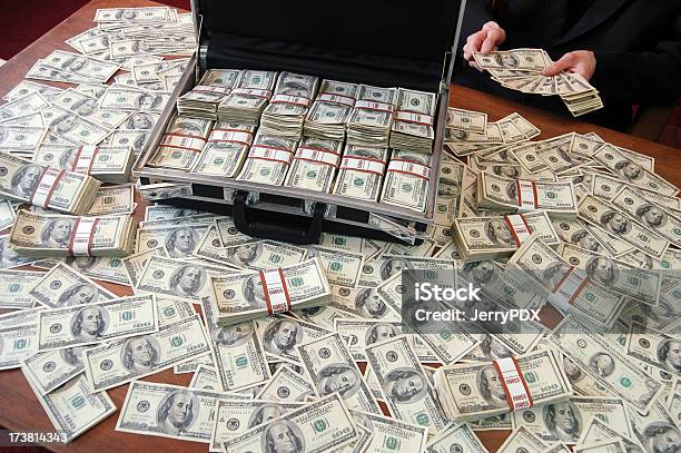 Bailout マネー - 書類鞄のストックフォトや画像を多数ご用意 - 書類鞄, 通貨, 100ドル紙幣