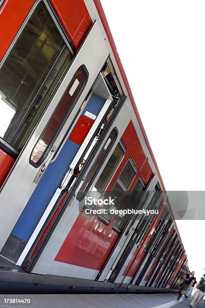 Plataforma De Estación Foto de stock y más banco de imágenes de Abierto - Abierto, Abrir, Abstracto