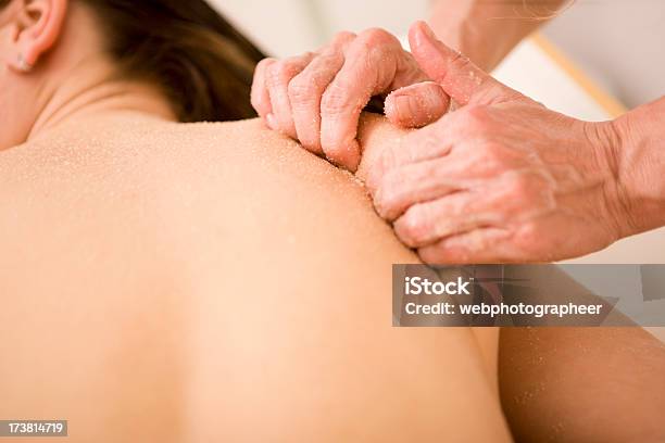 Terapia Di Massaggio - Fotografie stock e altre immagini di A petto nudo - A petto nudo, Adulto, Adulto di mezza età