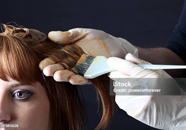 Foto de Tintura De Aplicação e mais fotos de stock de Tintura - Tintura, Salão de Cabeleireiro, Cabelo Humano