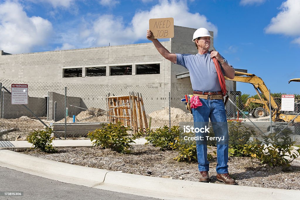 Tarea de caza - Foto de stock de Help wanted - letrero en inglés libre de derechos