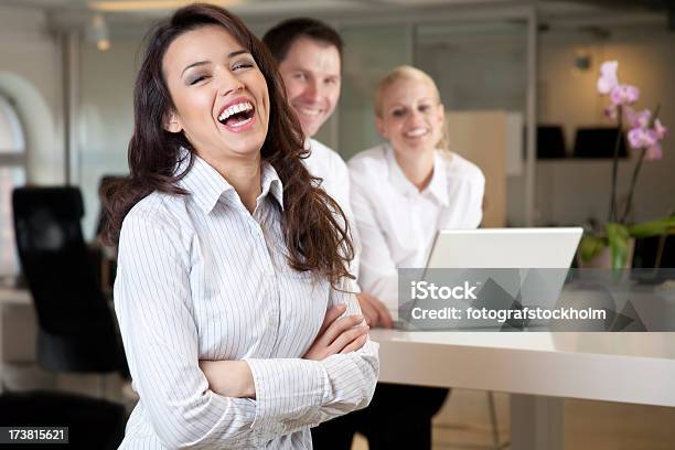 Szczęśliwy Ludzi Biznesu - zdjęcia stockowe i więcej obrazów Biznes - Biznes, Biznesmen, Biznesmenka
