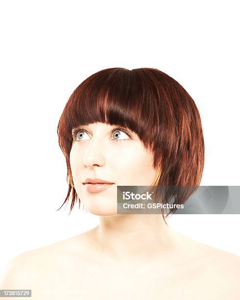 Closeup De Uma Mulher Atraente Pensativo Com Olhos De Cinzento - Fotografias de stock e mais imagens de Cabelo Curto - Estilo de cabelo