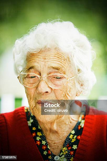 Грустно Старший Леди — стоковые фотографии и другие картинки 80-89 лет - 80-89 лет, Вдова, Вертикальный