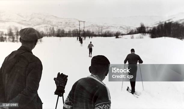 스키타기 노르웨이 1950년대 스키타기에 대한 스톡 사진 및 기타 이미지 - 스키타기, 복고풍, 고풍스런