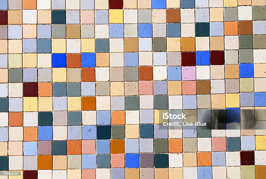 Grunge Texture muro sfondo di mosaico multicolore motivo - Foto stock royalty-free di Ambientazione esterna