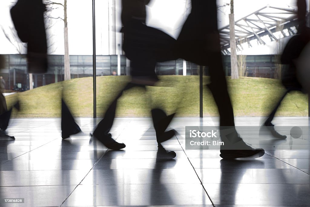 Verschwommene Leute zu Fuß im Korridor - Lizenzfrei Große Personengruppe Stock-Foto