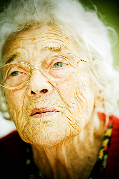 maggiore della signora - aging process affectionate vitality awe foto e immagini stock