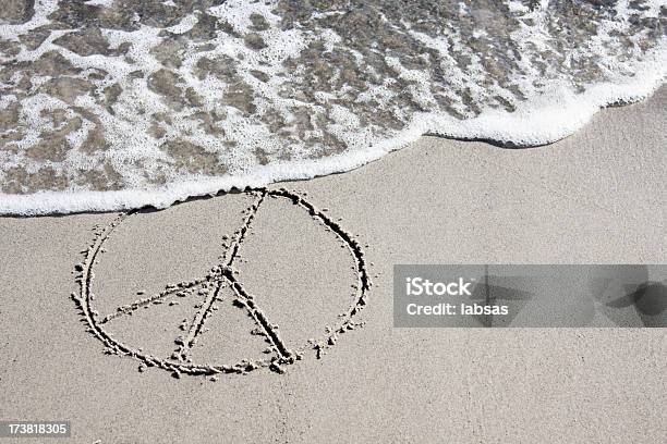 Foto de Símbolo Da Paz Ser Retirado Na Praia e mais fotos de stock de Areia - Areia, Conceito, Destino turístico