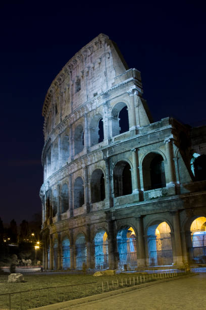 le colisée à nuit, rome, italie - flavian amphitheater photos photos et images de collection