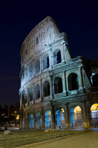Colosseo di notte a Roma, Italia - foto stock