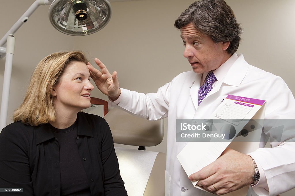 Медицинский доктор консультируется с пациентом - Стоковые фото В помещении роялти-фри