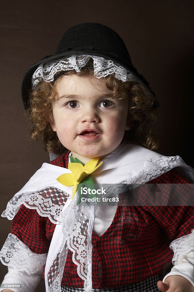 Dois anos menina em trajes tradicionais Welsh - Foto de stock de 2-3 Anos royalty-free