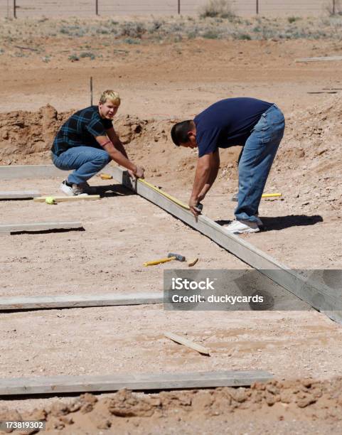 Pai E Teen Trabalho No Projecto De Construção - Fotografias de stock e mais imagens de Fita Métrica - Fita Métrica, Indústria de construção, Novo México