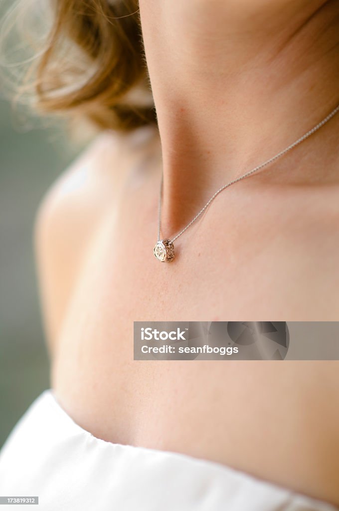 Неве�ста с кулоном с бриллиантами - Стоковые фото Подвеска роялти-фри
