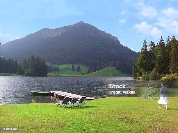 Benessere In Montagna Lago - Fotografie stock e altre immagini di Albergo - Albergo, Benessere, Accappatoio