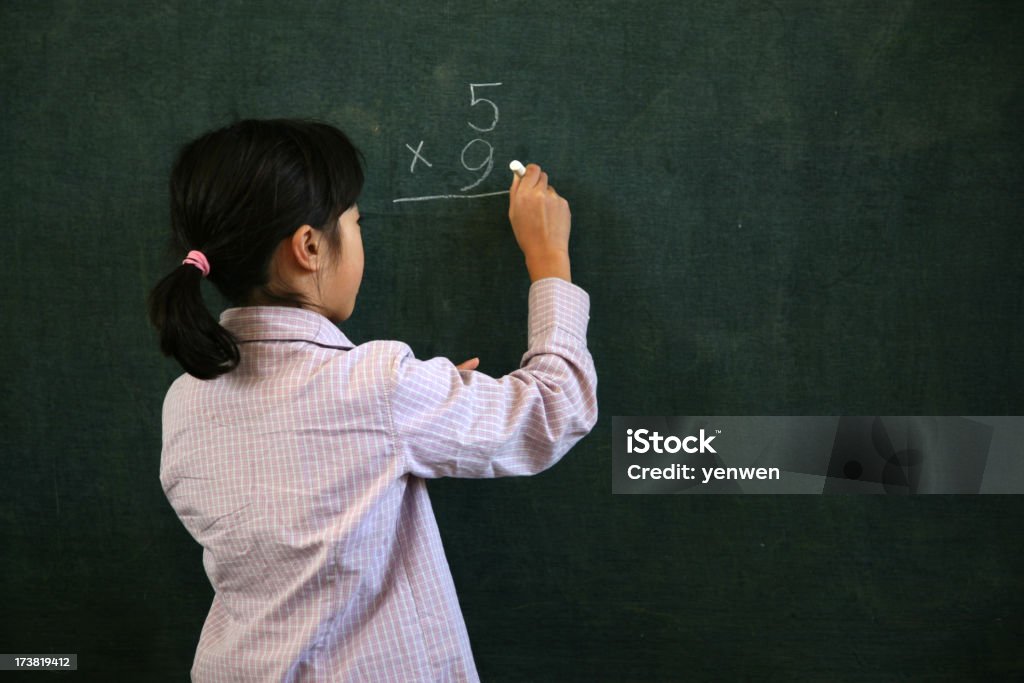 Kleines Mädchen, die auf einer Tafel Math - Lizenzfrei Asiatischer und Indischer Abstammung Stock-Foto