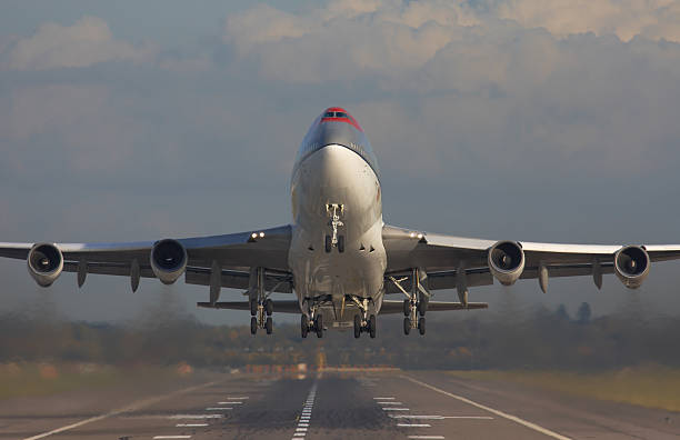 ボーイング 747 ジャンボジェット商業 airliner 見せます。 - boeing 747 airplane taking off commercial airplane ストックフォトと画像