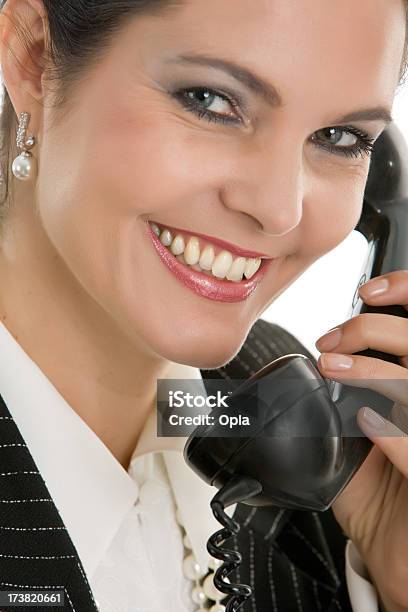 Uśmiechnięta Kobieta Biznesu - zdjęcia stockowe i więcej obrazów Biznesmenka - Biznesmenka, Biznes, Biżuteria