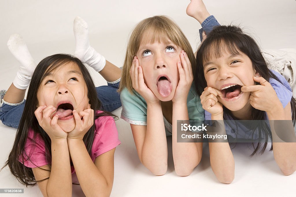 Tre bambine facendo facce - Foto stock royalty-free di 6-7 anni