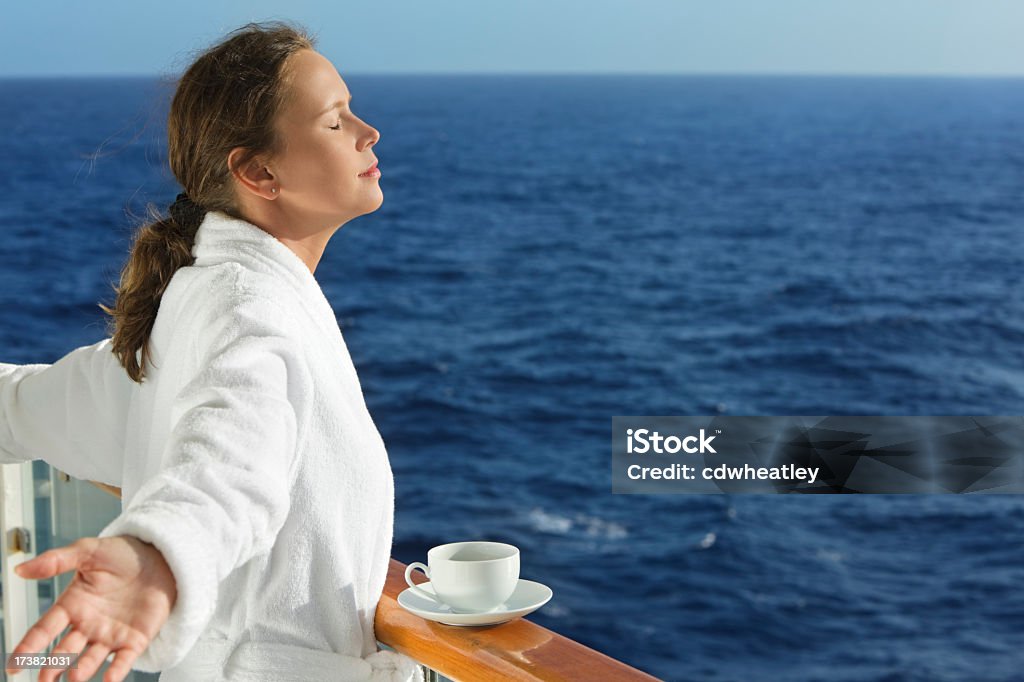 Mujer con un café matutino en el balcón - Foto de stock de Balcón libre de derechos