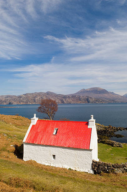 cottage sul mare - torridon foto e immagini stock